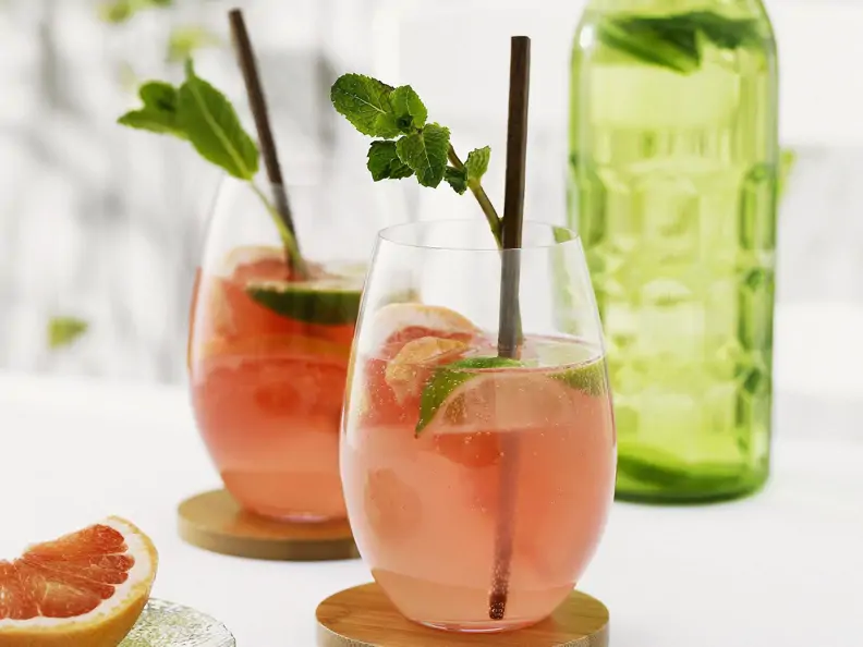Grapefruit-Drink mit Limette