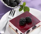 Joghurtschnitte mit Brombeeren