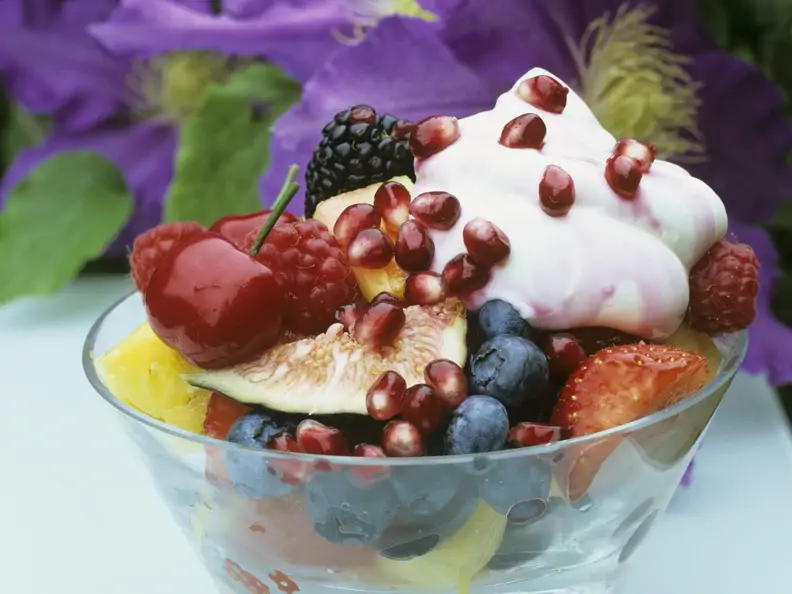 Obstsalat mit Granatapfelkernen