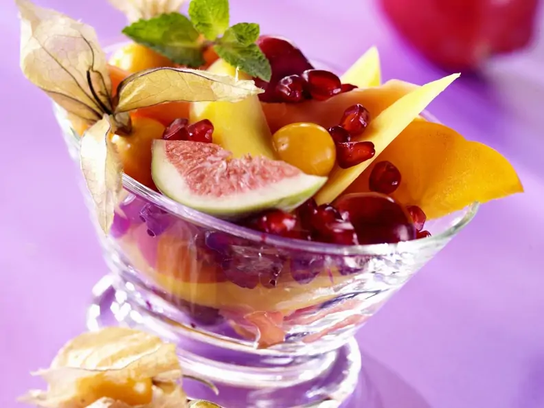 Exotischer Obstsalat mit Granatapfelkernen