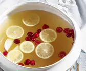 Zitronen-Apfel-Punsch mit Cranberrys