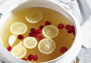 Zitronen-Apfel-Punsch mit Cranberrys