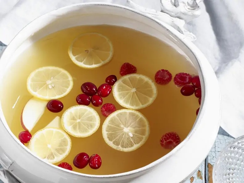 Zitronen-Apfel-Punsch mit Cranberrys