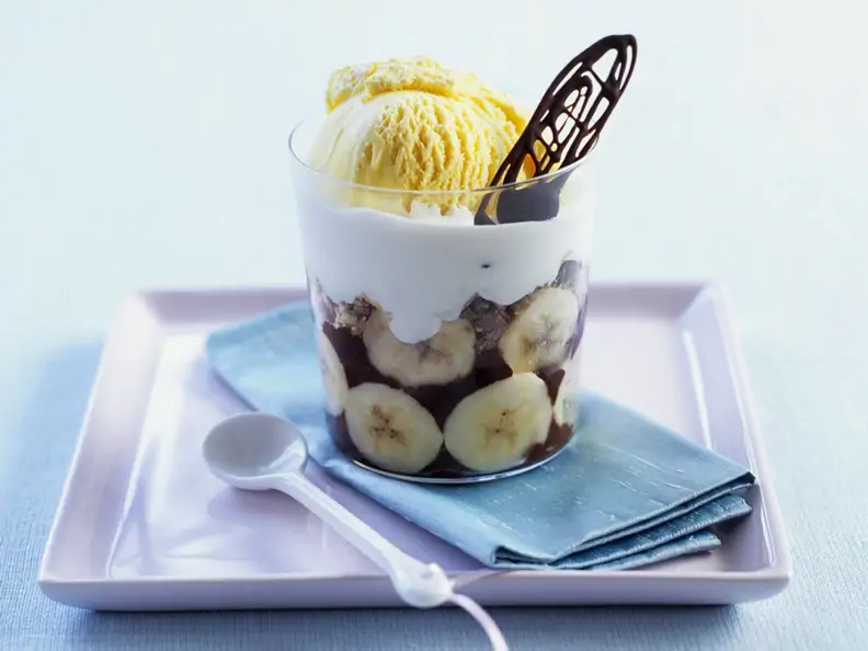 Schoko-Bananen-Dessert mit Vanilleeis