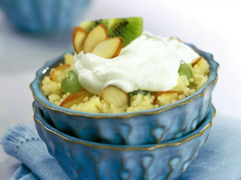 Süßer Couscous mit Kiwis und Mandeln
