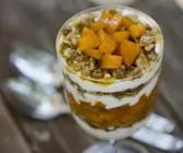 Schichtdessert mit Aprikosen, Nüssen und Joghurt