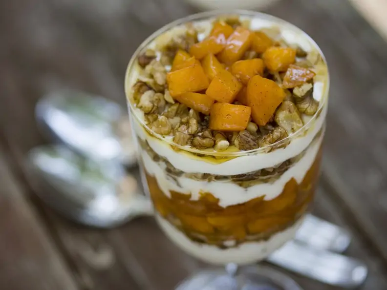 Schichtdessert mit Aprikosen, Nüssen und Joghurt
