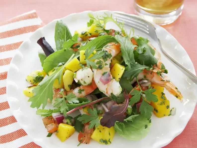 Shrimpssalat mit Mango und Tomaten