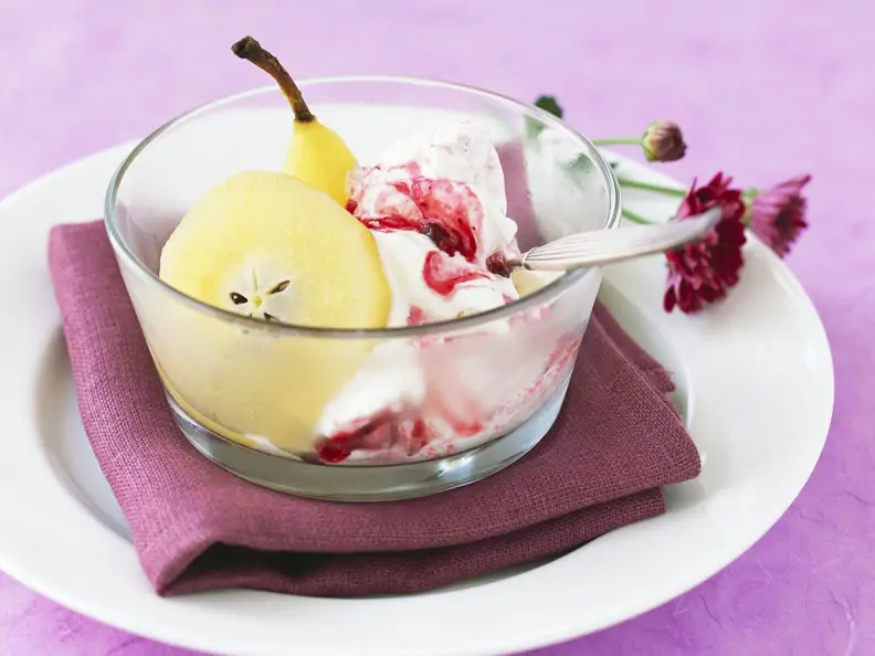 Ingwer-Birne mit Preiselbeereis