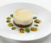 Kleiner Holunderblüten-Käsekuchen mit Maracujasoße