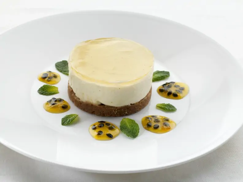 Kleiner Holunderblüten-Käsekuchen mit Maracujasoße