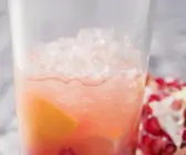 Orangendrink mit Granatapfel