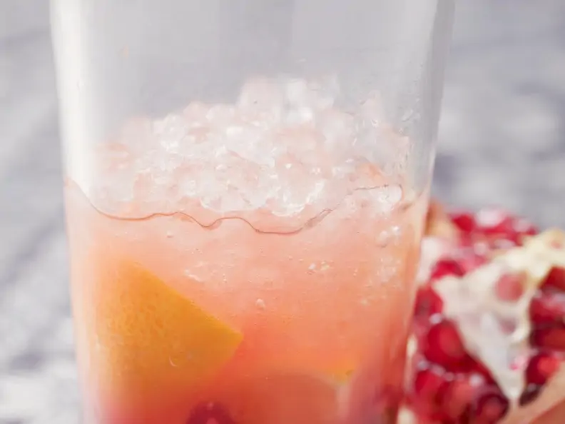 Orangendrink mit Granatapfel