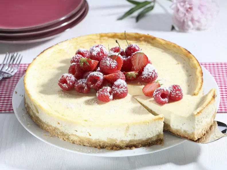 Beeren-Käsekuchen mit Mandeln