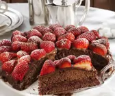 Schokoladenkuchen mit Erdbeeren angeschnitten auf Tortenheber