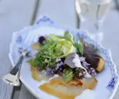 Salat aus Räucherfisch, Spargel und frischen Kräutern