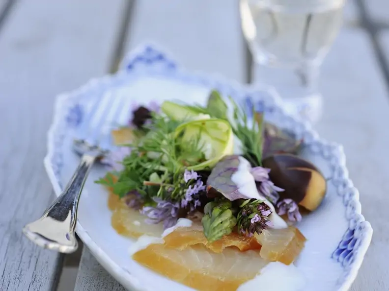 Salat aus Räucherfisch, Spargel und frischen Kräutern