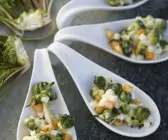 Oliviersalat mit Löwenzahn (Russischer Salat)