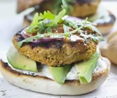 Möhren-Sesam-Burger mit Avocado