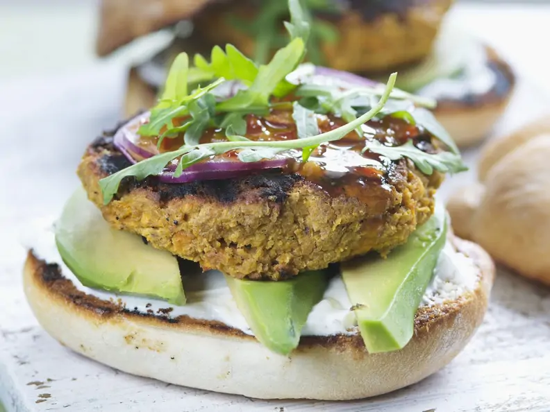 Möhren-Sesam-Burger mit Avocado