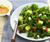 Grünkohl-Avocado-Salat mit Goji-Beeren dazu Granatapfel-Kumquat-Dressing