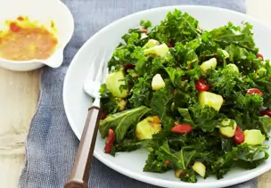 Grünkohl-Avocado-Salat mit Goji-Beeren dazu Granatapfel-Kumquat-Dressing
