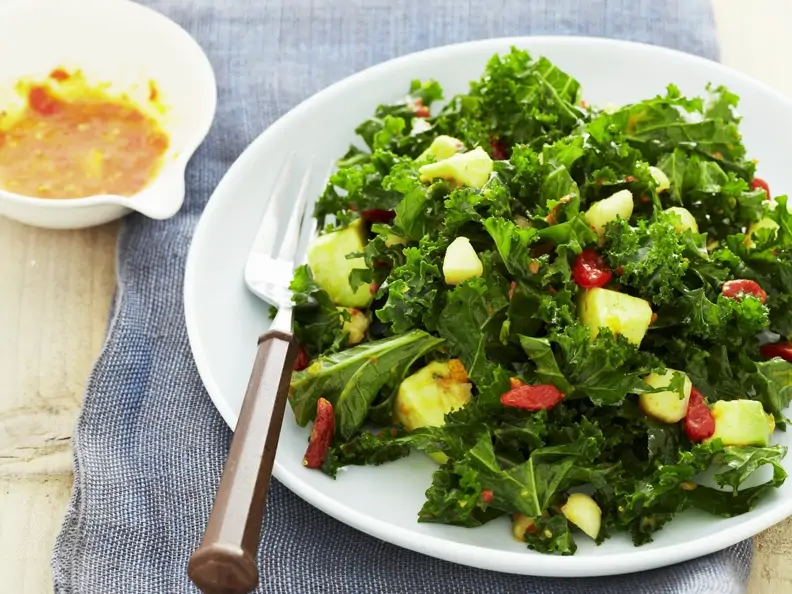 Grünkohl-Avocado-Salat mit Goji-Beeren dazu Granatapfel-Kumquat-Dressing