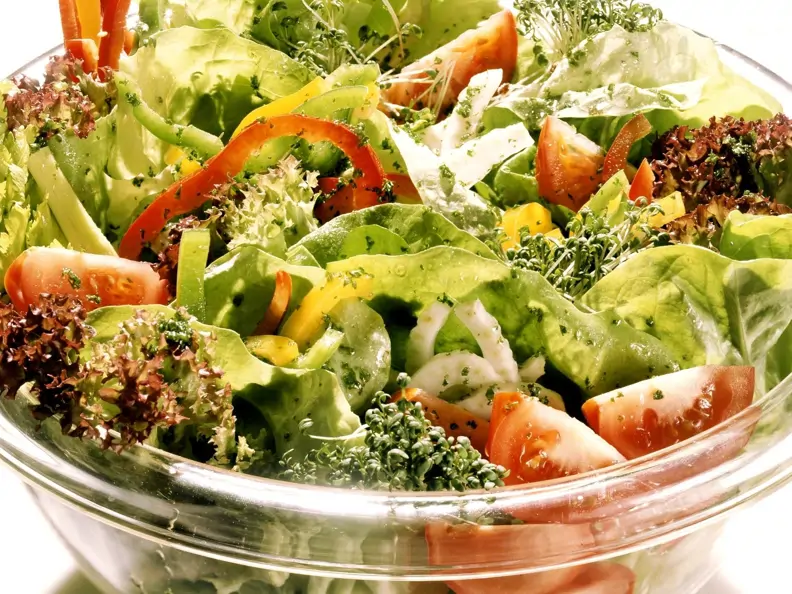 Gemischter Salat mit frischen Kräutern
