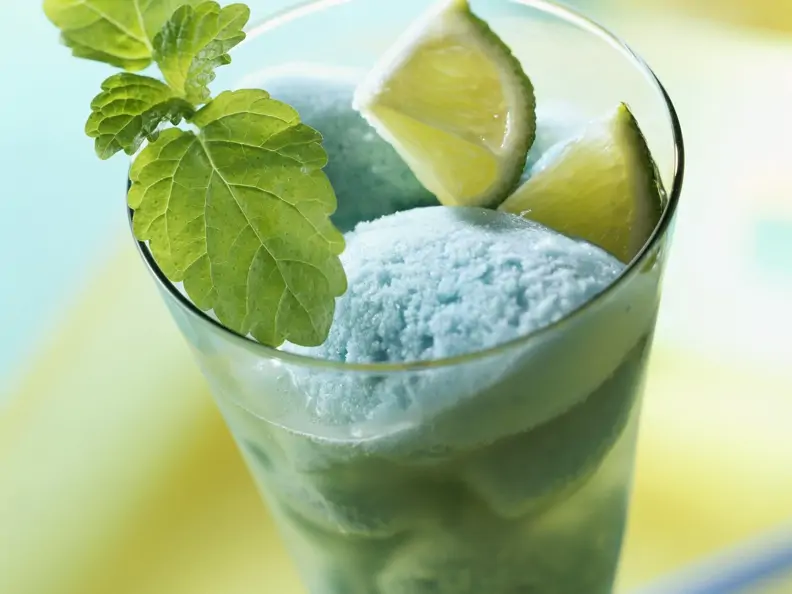 Blauer Engel (Sorbet mit Blue Curacao)