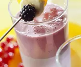 Fruchtmilch mit Obstspieß