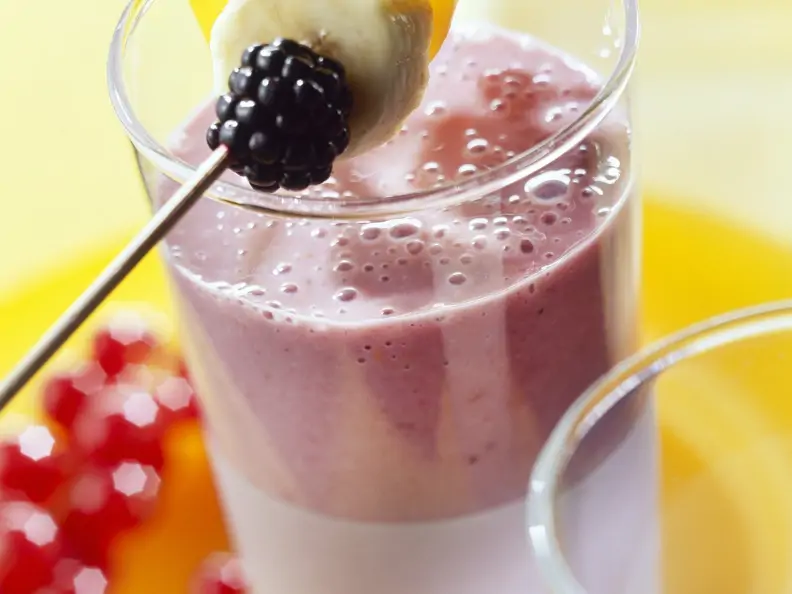 Fruchtmilch mit Obstspieß