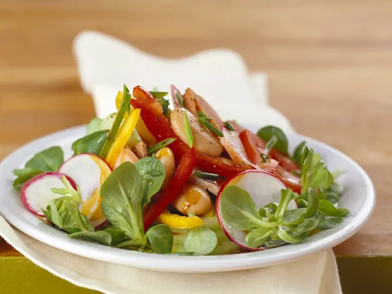 Bohnen-Feldsalat mit Gemüse