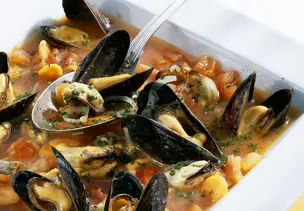Muschelsuppe mit Gemüse