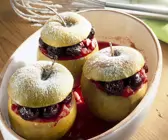 Mit Kirschen gefüllte Bratäpfel