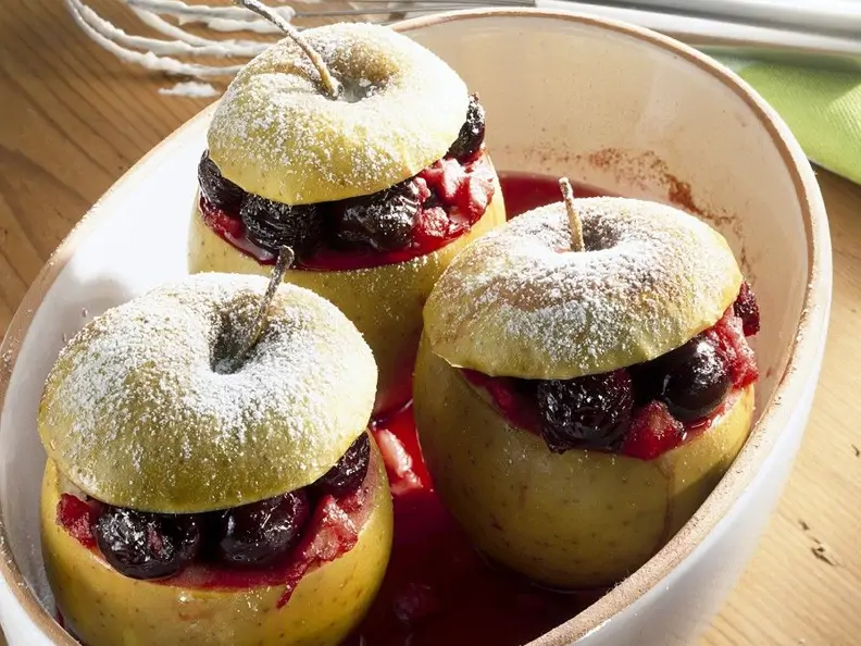 Mit Kirschen gefüllte Bratäpfel