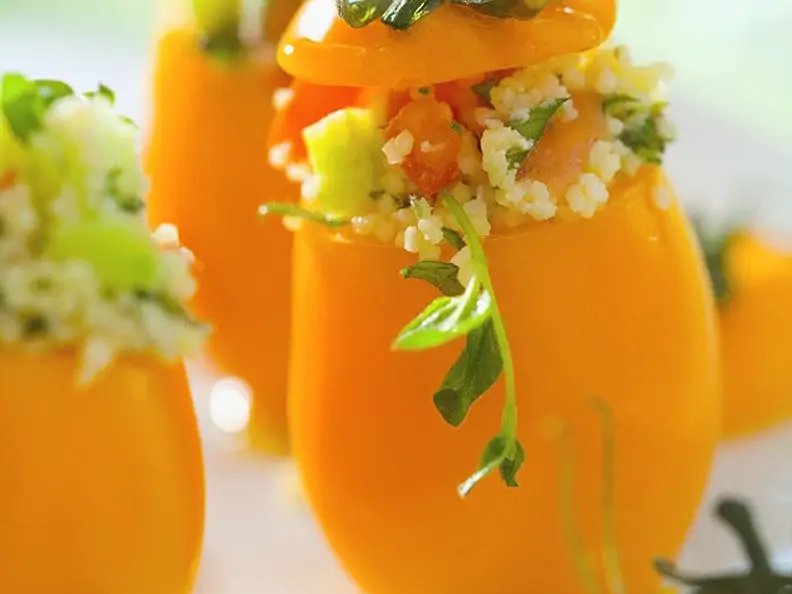Tomaten mit Couscoussalat-Füllung