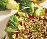 Gegrillte Pilze auf Blattsalat