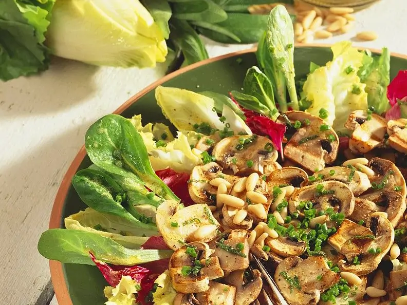 Gegrillte Pilze auf Blattsalat