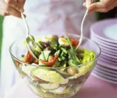 Blattsalat mit Gemüse und Ei