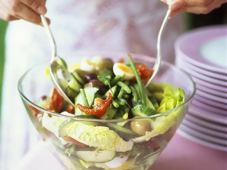 Blattsalat mit Gemüse und Ei