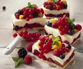 Quarkschnitten mit Beeren