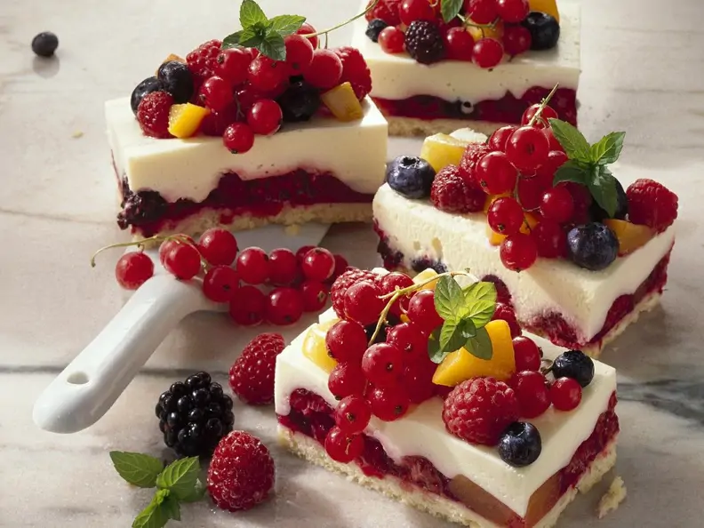 Quarkschnitten mit Beeren