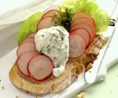 Weißbrot mit Quark und Radieschen