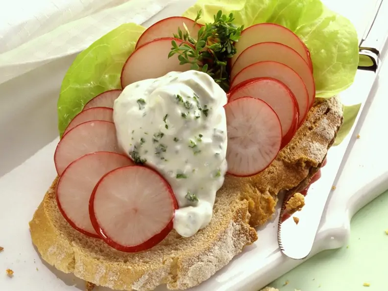 Weißbrot mit Quark und Radieschen