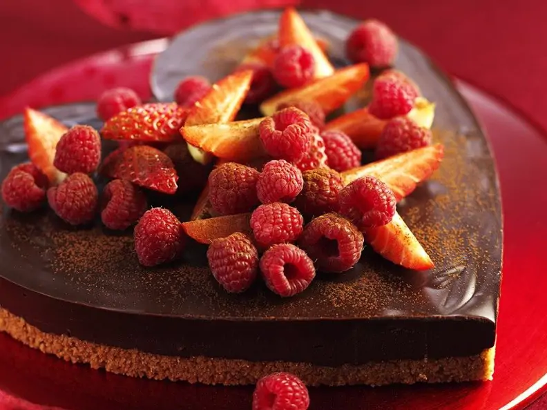 Kuchen-Herz mit Beeren