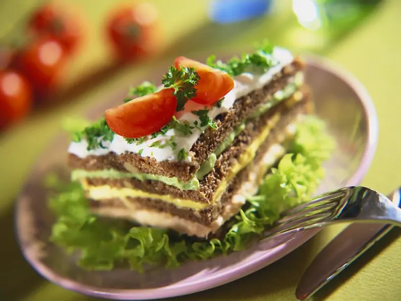 Vollkornsandwich mit pikanter Cremefüllung