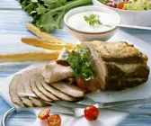 Kalter Schweinebraten mit Gurkensauce