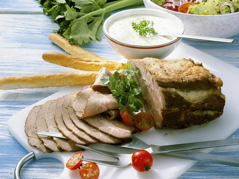 Kalter Schweinebraten mit Gurkensauce