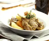 Geschmortes Lamm mit Gemüse