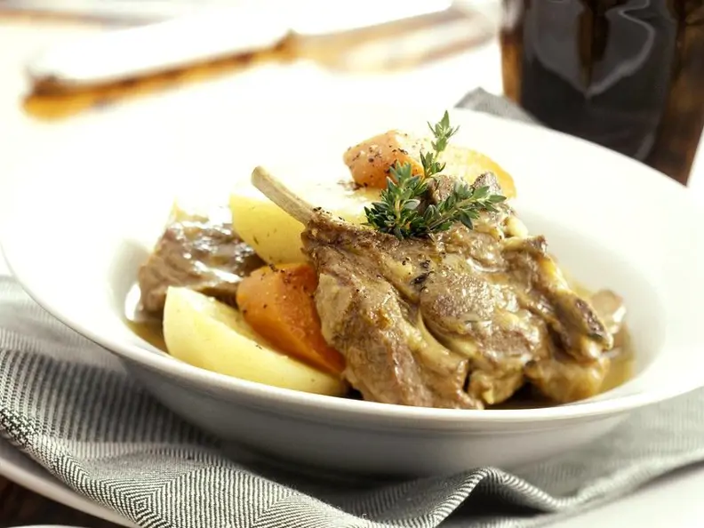 Geschmortes Lamm mit Gemüse